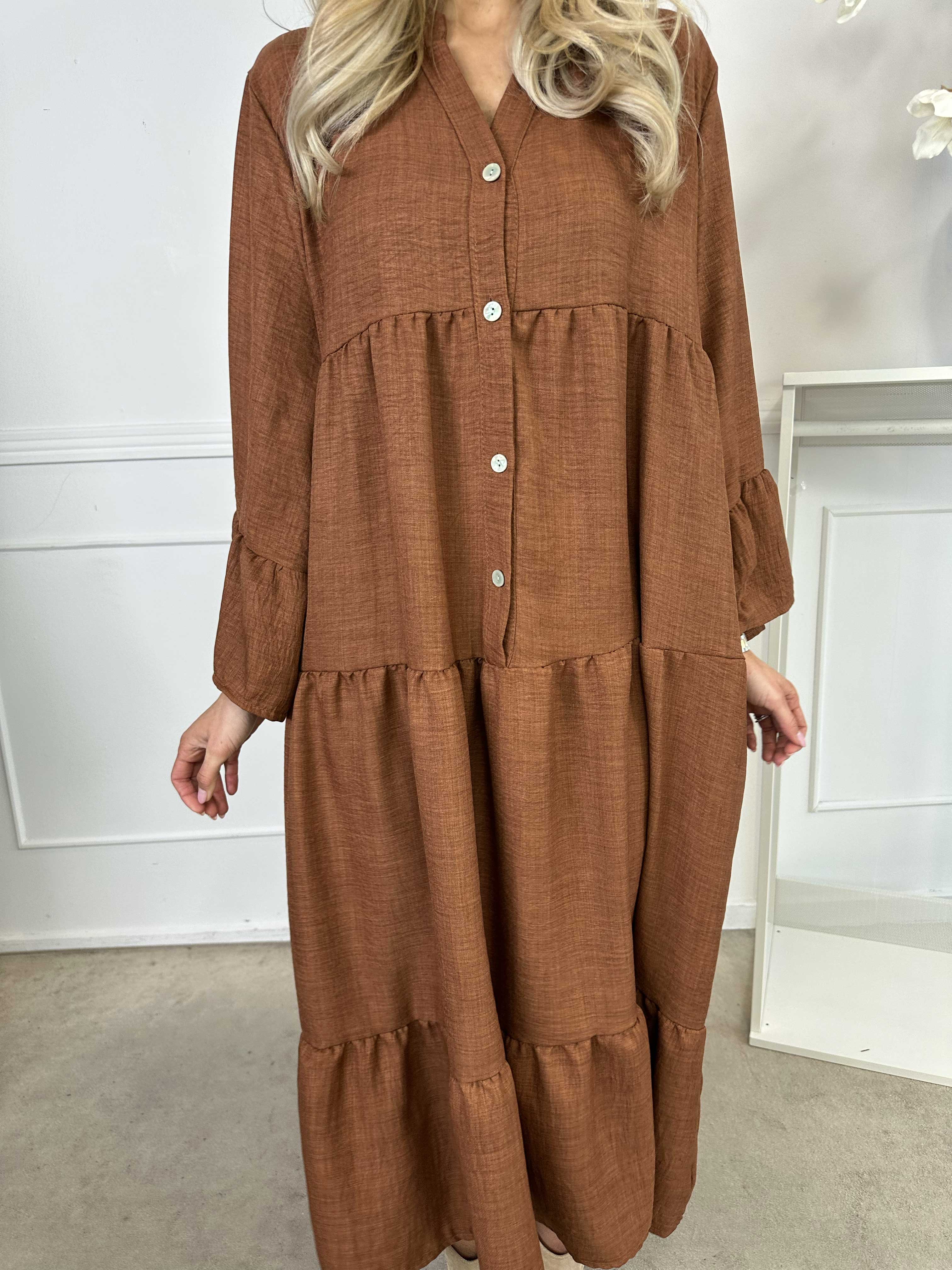 Arjana - Söt klänning med lager i lagerlook och knappar